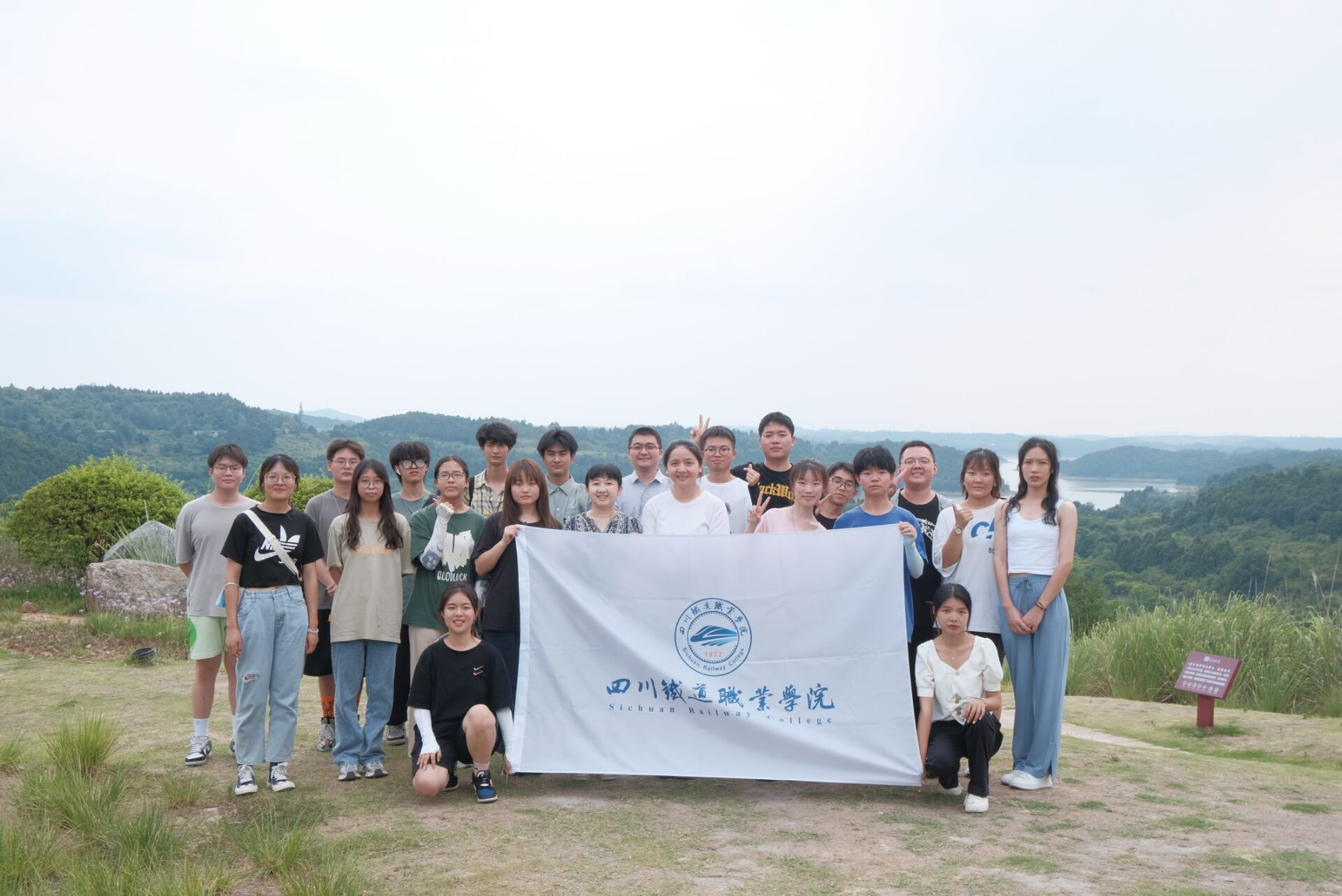 WilliamHill官网师生前往绵阳参加省级学科竞赛实地调研4.png