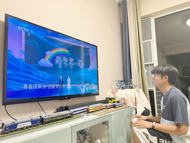 机车车辆学院组织全体新生观看2022年《开学第一课》2.jpg