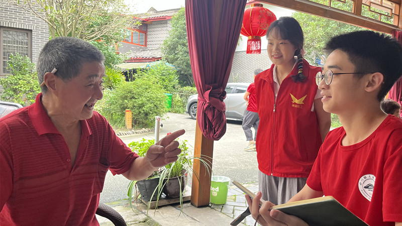 团队成员向村民宣传习近平总书记关于乡村振兴的重要论述 WilliamHill中文官方网站黄超供图.jpg