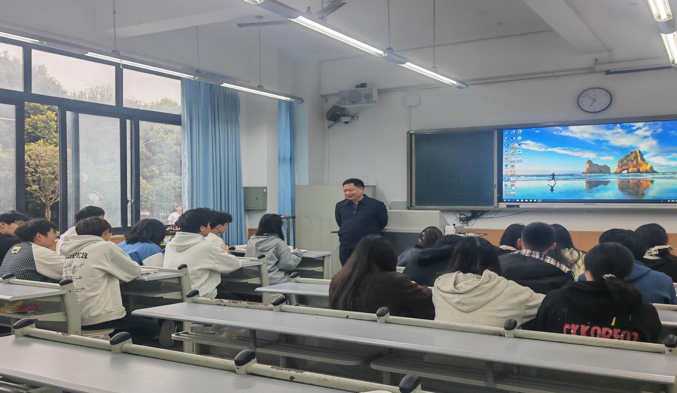 黄恩兴上思政课1.jpg